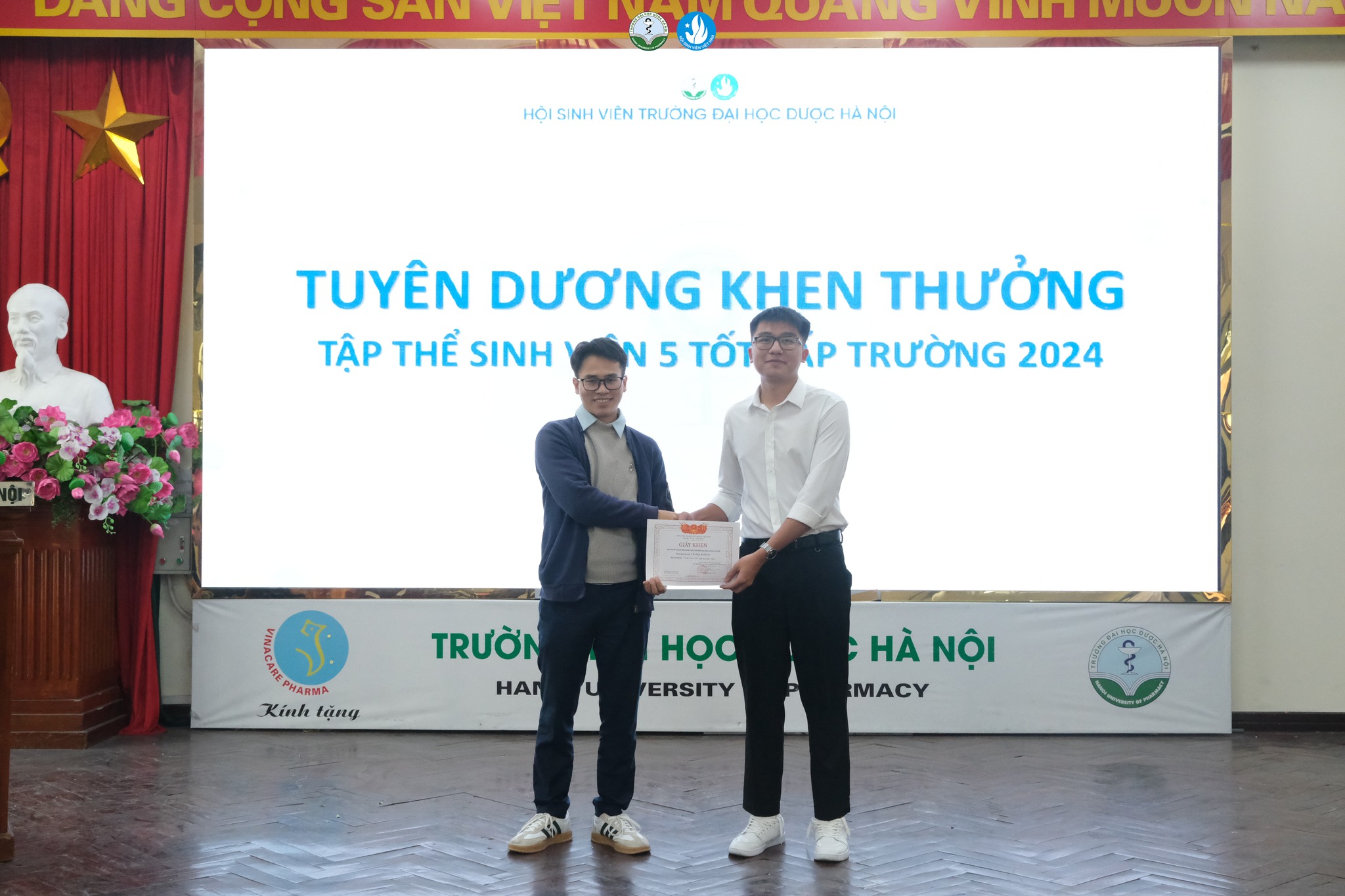 Ảnh 7. Đại diện Chi hội M1K76 nhận giấy khen danh hiệu Tập thể Sinh viên 5 tốt cấp Trường do TS. Nguyễn Công Trường trao tặng.